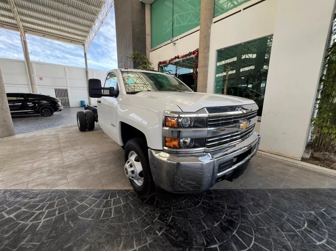 CHEVROLET SILVERADO 2018 - Image 3